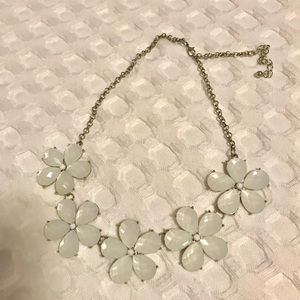 White flower 🌺 necklace